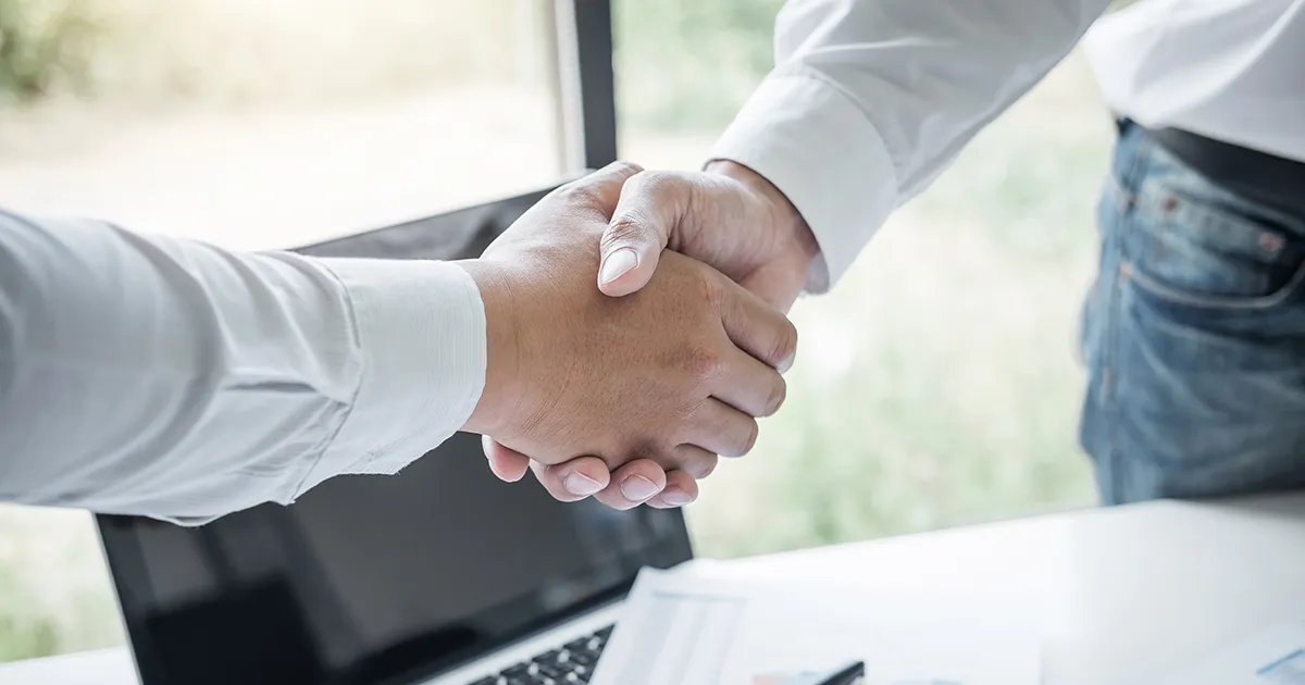 握手をしている画像